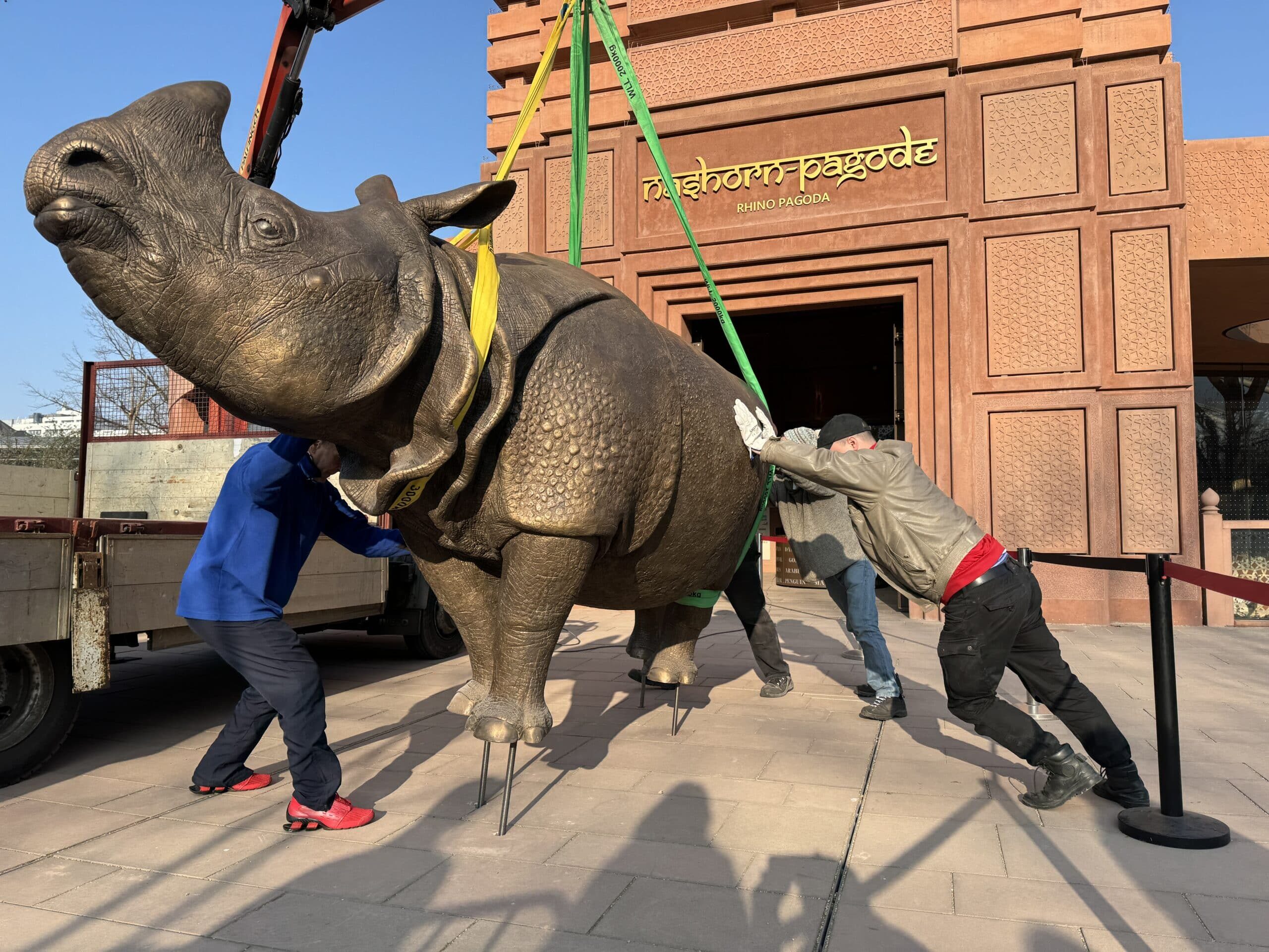Aufstellung Nashornskulptur ZooBerlin 0x0